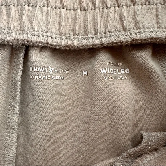 Old Navy Women's Dynamic Fleece High Waist Wide Leg Cargo Sweatpants. Medium. - Picture 4 of 7